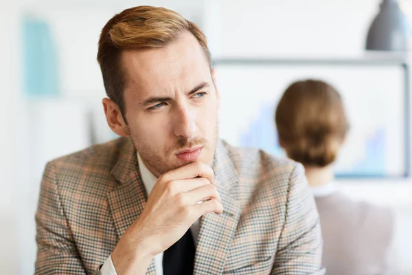 Jonge Peinzende Werknemer Denken Van Het Oplossen Van Bedrijfsproblemen — Stockfoto