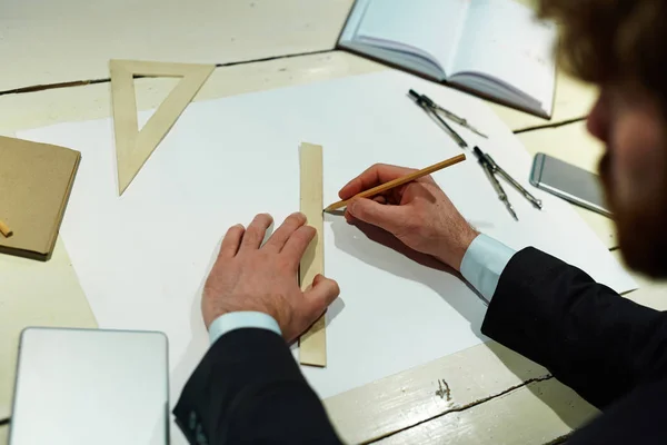 Moderne Architect Met Potlood Liniaal Het Tekenen Van Schets Papier — Stockfoto