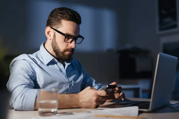 Banquero Seguro Con Mensajería Teléfonos Inteligentes Oficina Por Noche — Foto de Stock