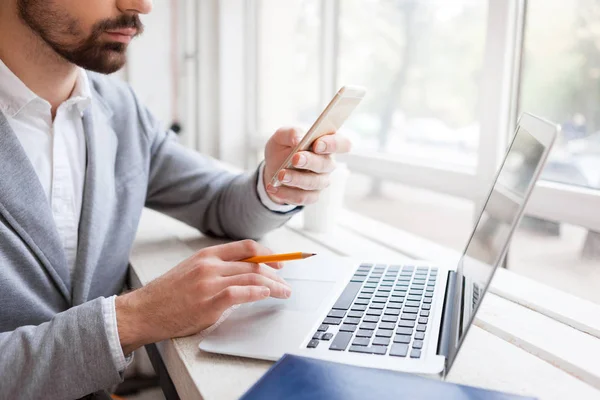 Onherkenbaar Zakenman Met Behulp Van Moderne Smartphone Terwijl Werkt Office — Stockfoto