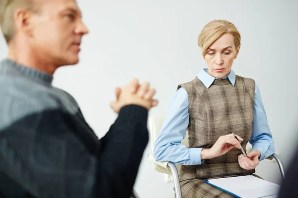 Portrait Mature Professional Psychologist Listening Intently Mental Health Patients Focused — Stock Photo, Image