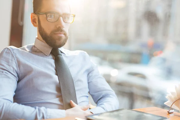 Leader Serio Che Guarda Fotocamera Mentre Concentra Sul Nuovo Progetto — Foto Stock