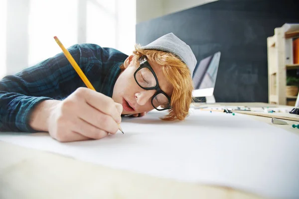 Porträt Eines Jungen Kreativen Rothaarigen Mannes Der Arbeitsplatz Mit Bleistift — Stockfoto