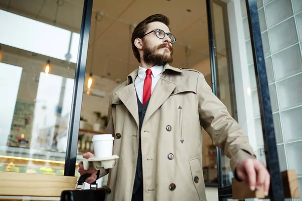 穿着整齐的大胡子男人午饭后喝咖啡走出咖啡馆 — 图库照片