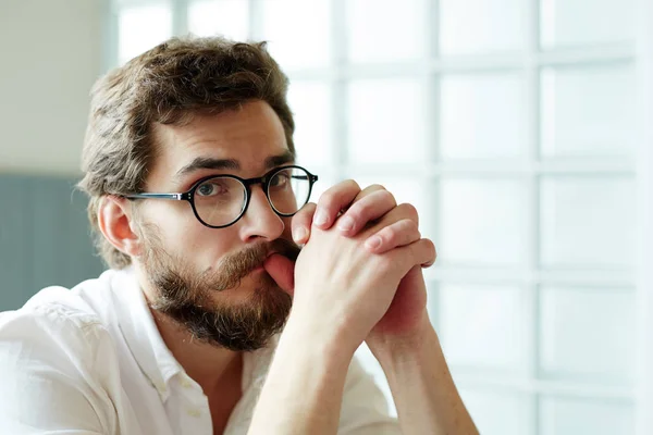 Joven Con Anteojos Mirando Cámara Mientras Mantiene Las Manos Por — Foto de Stock