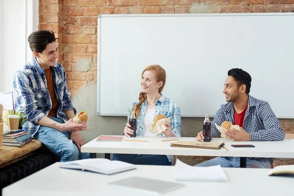 Felices Compañeros Grupo Con Bebidas Sándwiches Conversando Almuerzo Aula — Foto de Stock