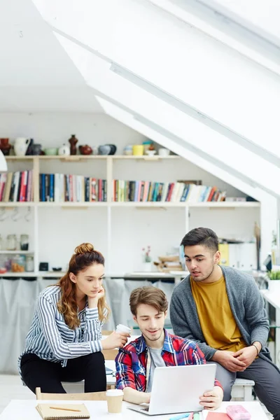 Jóvenes Especialistas Discutiendo Datos Línea Oficina — Foto de Stock