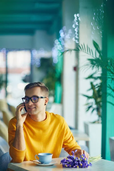 Портрет Улыбающегося Молодого Человека Разговаривающего Телефону Ожидании Романтического Свидания Кафе — стоковое фото