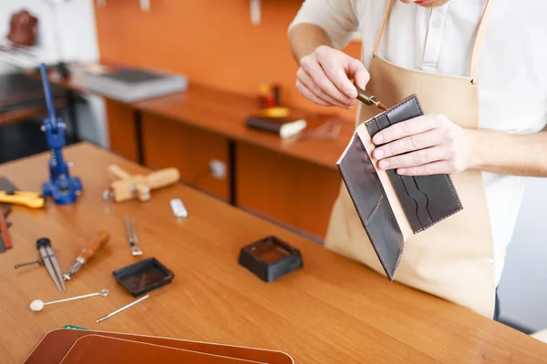 Tanner Aplicar Pintura Marrón Los Bordes Cartera Cuero —  Fotos de Stock