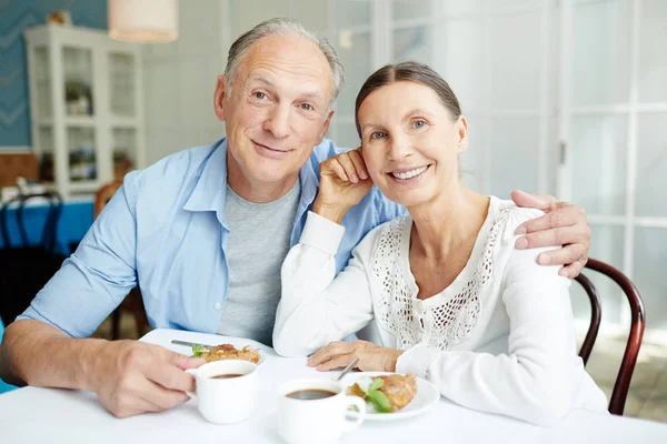 Glad Pensionär Par Spendera Tid Café Och Dessert Med — Stockfoto