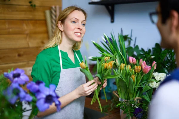 Молода Жінка Допомагає Хлопцеві Вибирати Тюльпани Своєї Дівчини Квітковому Магазині — стокове фото