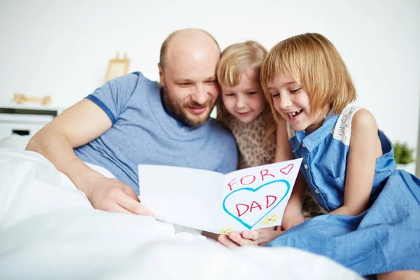 Kleine Schwestern Und Ihr Vater Lesen Grußkarten — Stockfoto