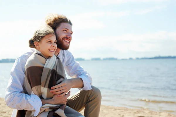 Hombre Alegre Abrazando Hija Feliz Envuelta Cuadros Día Ventoso Verano —  Fotos de Stock