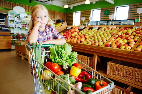 Adorável Comprador Empurrando Carrinho Compras Hipermercado Moderno Departamento Vegetais — Fotografia de Stock