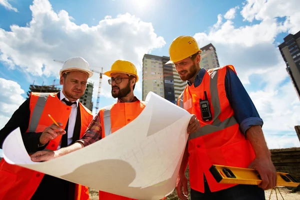 Ingenieros Coworking Discutiendo Boceto Construcción Inacabada —  Fotos de Stock