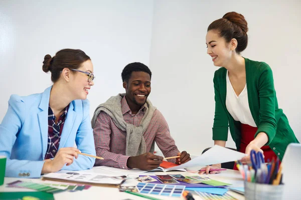 Brainstorming Designers Reda Och Diskutera Nya Idéer För Kreativa Projekt — Stockfoto