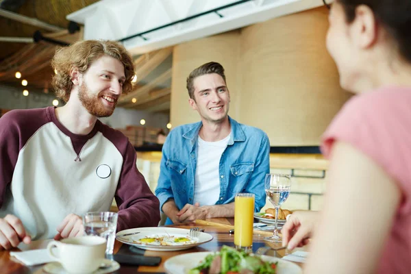 Gioioso Gruppo Amici Che Godono Reciprocamente Compagnia Mentre Riuniscono Accogliente — Foto Stock