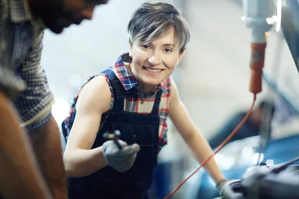 Estagiário Serviço Carro Feliz Com Chave Inglesa Trabalhando Garagem — Fotografia de Stock