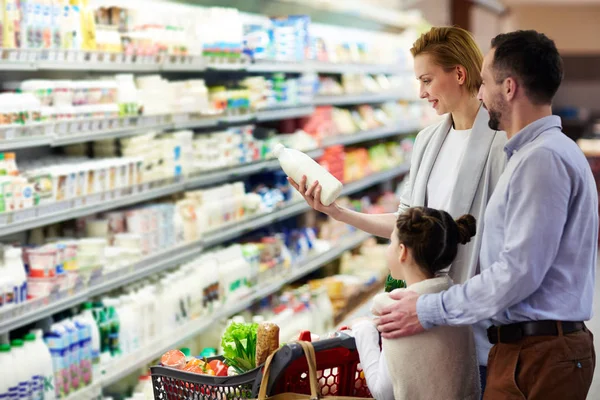 Porträtt Lycklig Familj Shopping Mataffären Att Köpa Mjölk Mejeriprodukt Institutionen — Stockfoto