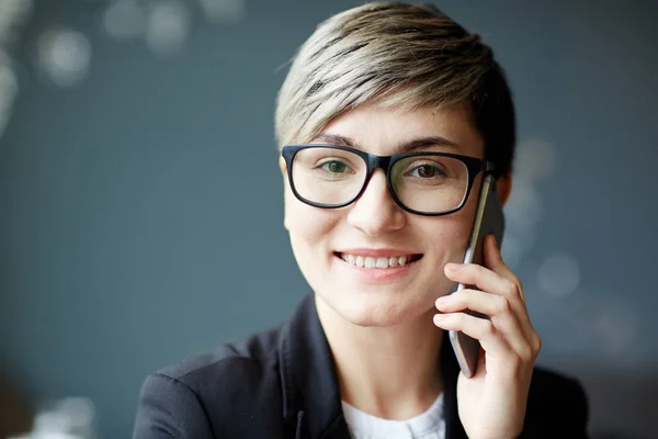 Hoofd Schouders Portret Van Glimlachende Zakenvrouw Stijlvolle Bril Kijken Camera — Stockfoto