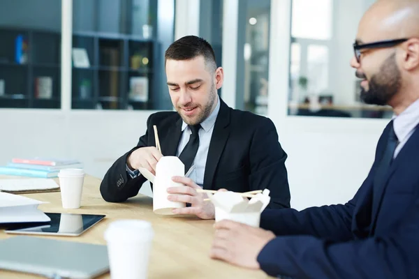 Modern Office Workers Eating Chinese Wok Lunch Break — Stock Photo, Image