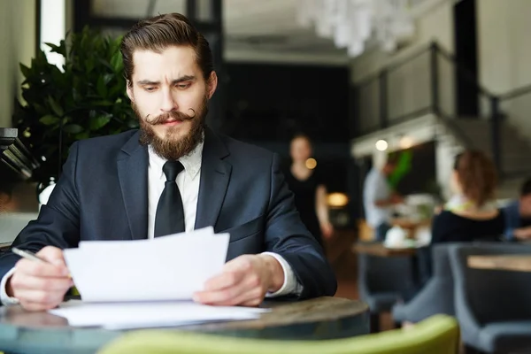 Banchiere Giacca Cravatta Lettura Documenti Finanziari Caffè — Foto Stock