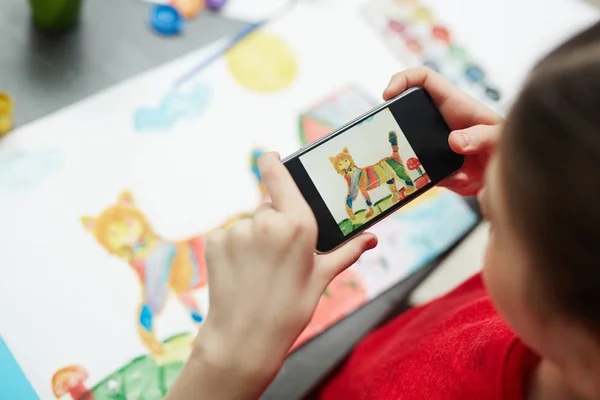 Schoolmeisje Fotograferen Haar Geschilderde Afbeelding Voor Blog — Stockfoto