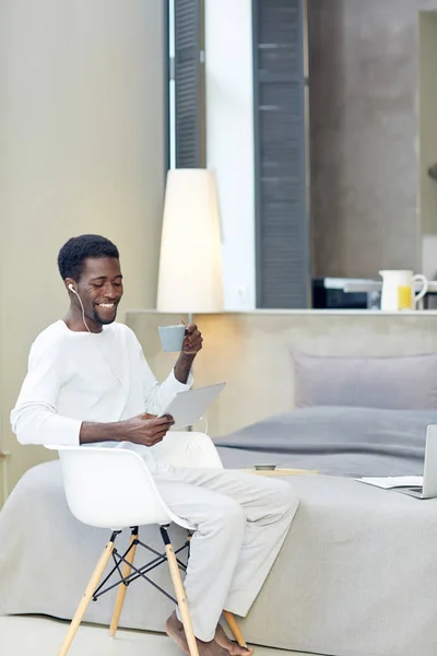 Homem Afro Americano Alegre Desfrutando Café Perfumado Enquanto Assiste Filme — Fotografia de Stock