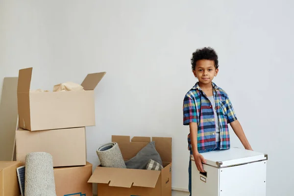 Bello Bambino Con Box Aiutare Durante Ristrutturazione Della Casa — Foto Stock