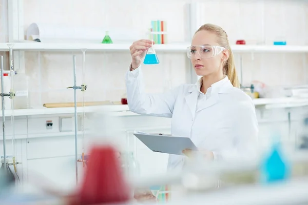 Retrato Una Hermosa Química Femenina Que Trabaja Con Tubos Ensayo — Foto de Stock