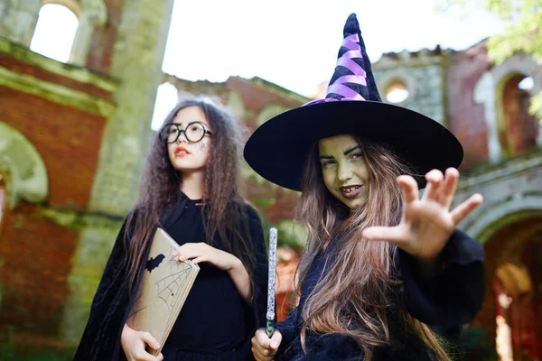 Pequeña Bruja Con Sombrero Negro Brujo Amiga Con Libro Asustando — Foto de Stock