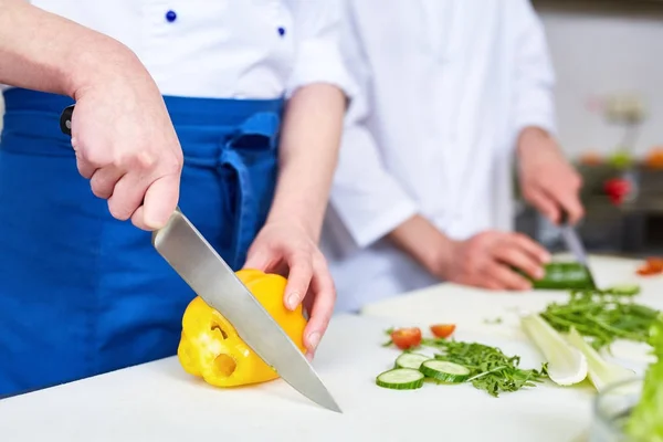 Trainee Skär Färsk Gul Paprika Tillagningen Master Class — Stockfoto