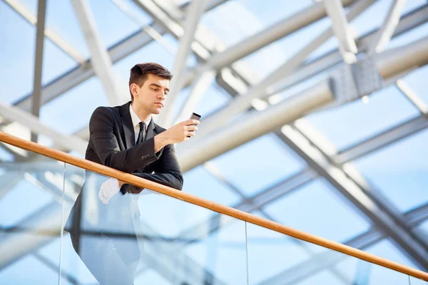Jovem Agente Com Mensagens Smartphone Enquanto Inclina Contra Trilhos — Fotografia de Stock