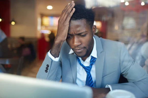 Портрет Напряженного Афроамериканского Бизнесмена Выглядящего Расстроенным Положившего Голову Руку Сидя — стоковое фото