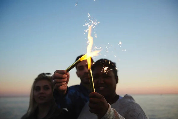 Многонациональная Группа Друзей Зажигает Искры Наслаждаясь Ночной Пляжной Вечеринкой Живописным — стоковое фото