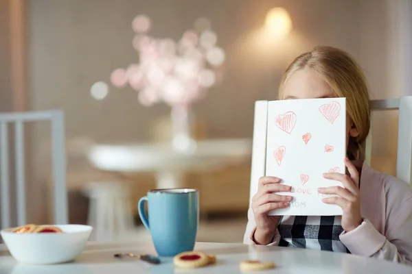 Nieśmiała Dziewczyna Ukrywa Jej Twarz Kartę Papieru Narysowane Czerwone Serca — Zdjęcie stockowe