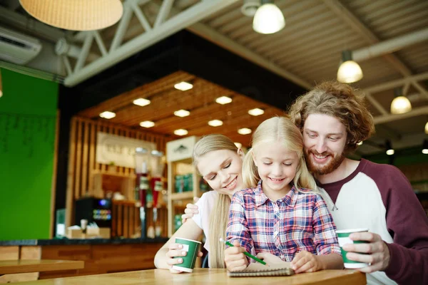 Šťastný Pár Nápojů Jejich Malá Dcera Sedí Kavárně Nakupování — Stock fotografie