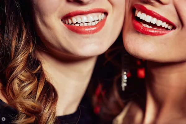 Primer Plano Sonrisas Deslumbrantes Femeninas Mujeres Jóvenes Irreconocibles Pie Mejilla — Foto de Stock