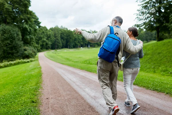 Volwassen Avonturiers Wandelen Langs Een Landweg Met Praten — Stockfoto