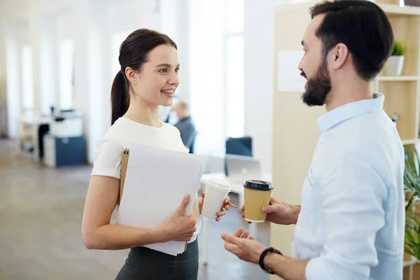 肖像画笑顔の若い女性は オフィスでの休憩中に同僚に話しての両方を保持している紙のコーヒー カップ — ストック写真