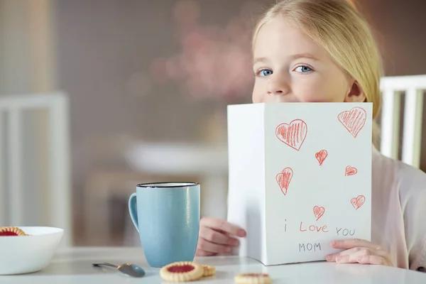 Nettes Mädchen Guckt Aus Grußkarte Für Ihre Mutter — Stockfoto