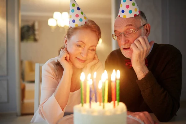 Ritratto Coppia Anziana Amorevole Che Festeggia Compleanno Insieme Seduti Tavola — Foto Stock