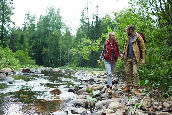 Szczęśliwy Turystów Spacery Nad Rzeką Lesie — Zdjęcie stockowe