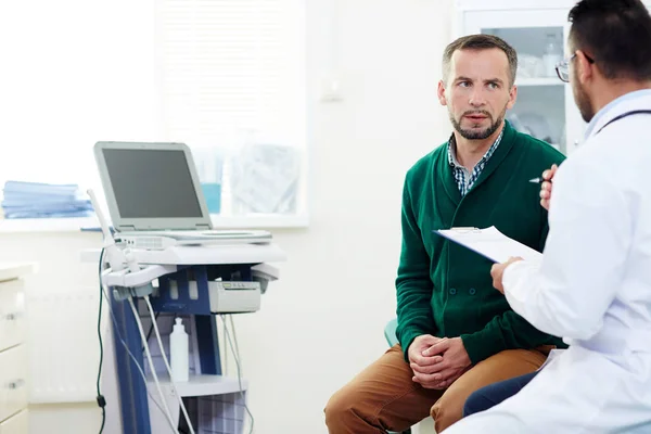 Allvarlig Patienten Lyssna Råd Professionella Läkare Efter Undersökning — Stockfoto