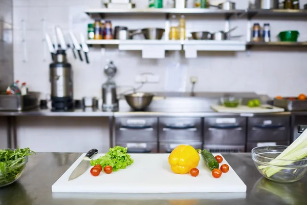 Свежие Овощи Нож Столе Кухни Ресторана — стоковое фото