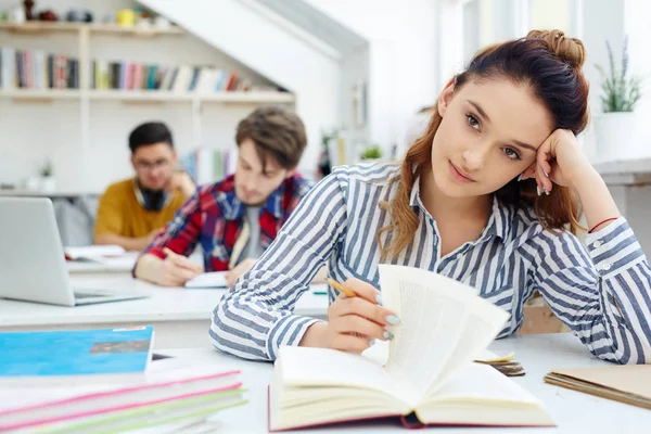 Ragazza Attenta Con Libro Che Ascolta Spiegazioni Insegnante Lezione — Foto Stock