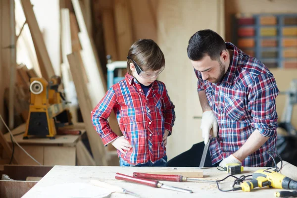 Petit Garçon Son Père Sculptant Bois Atelier — Photo