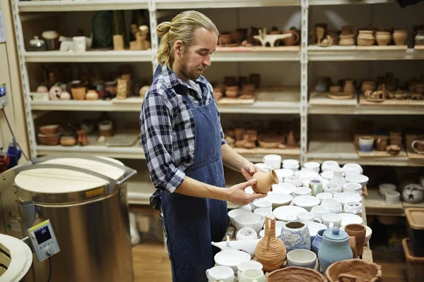 Potter Mundurze Wybierając Dzbanek Nowej Kolekcji Ceramika — Zdjęcie stockowe