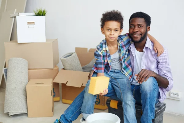 Garçon Heureux Avec Éponge Son Père Nettoyage Appartement — Photo