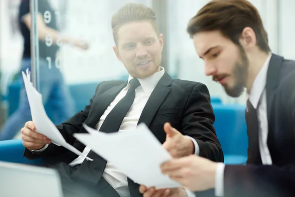 Joven Gerente Mirando Documento Financiero Mientras Que Empleador Explica Los — Foto de Stock